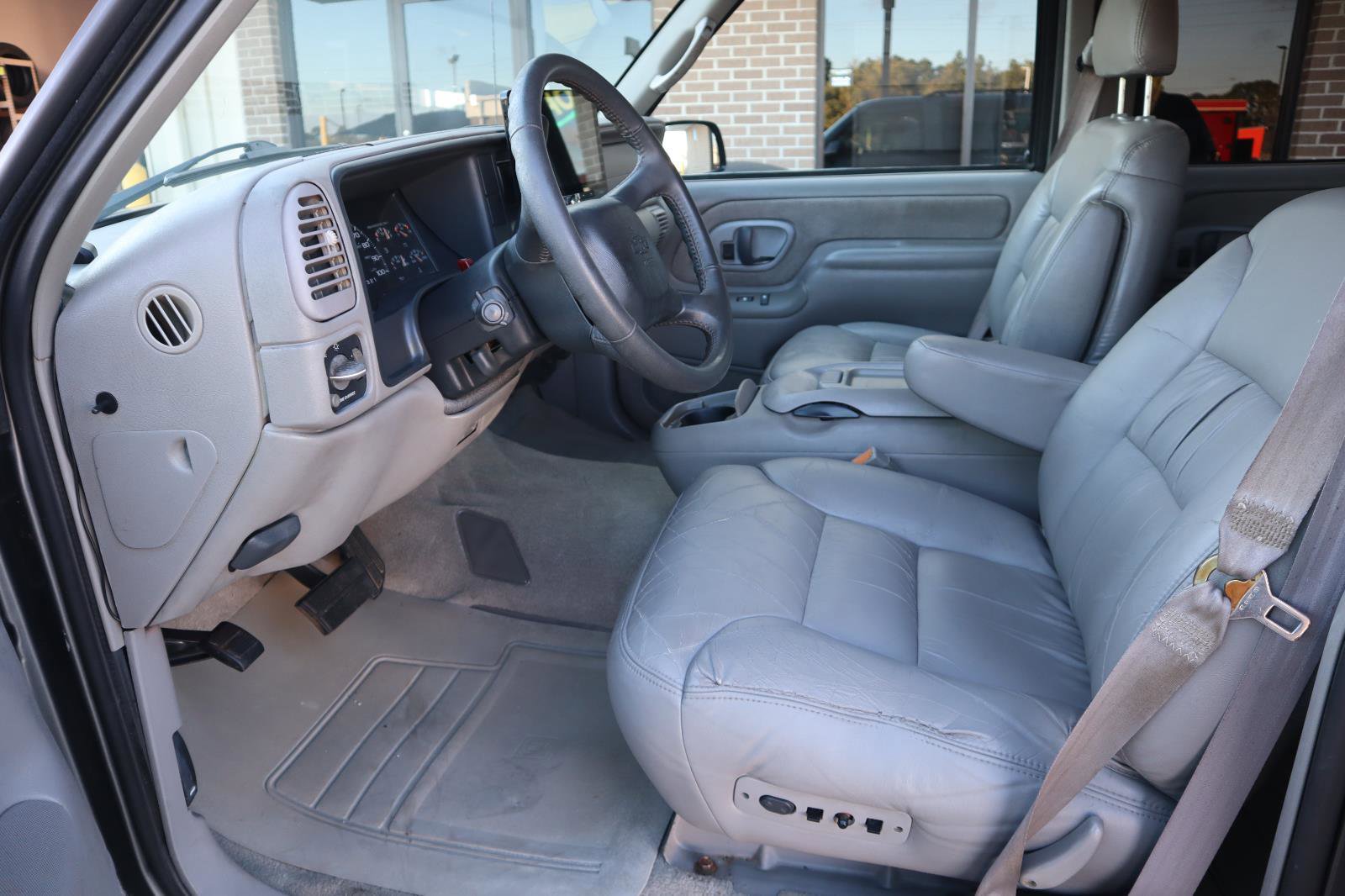 Used 1999 Chevrolet Suburban 2WD w/ Preferred Equipment Group 3 image 18