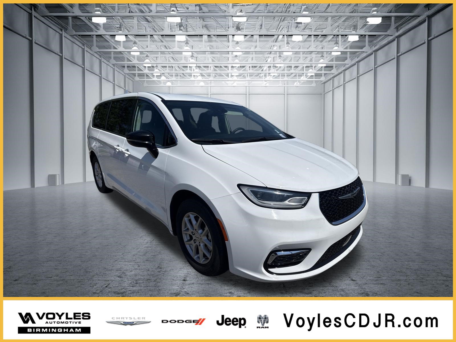 Used 2024 Chrysler Pacifica Touring-L FWD image 1