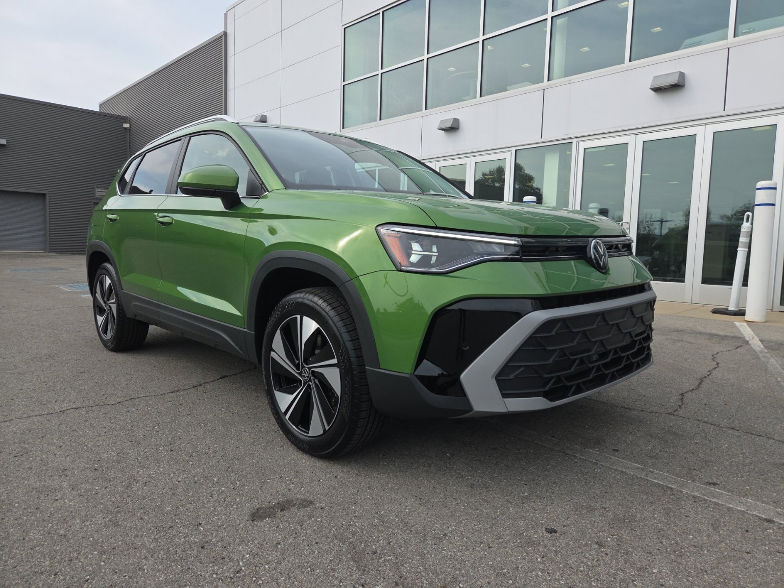 New 2027 Volkswagen Taos SE AWD/4WD image 30