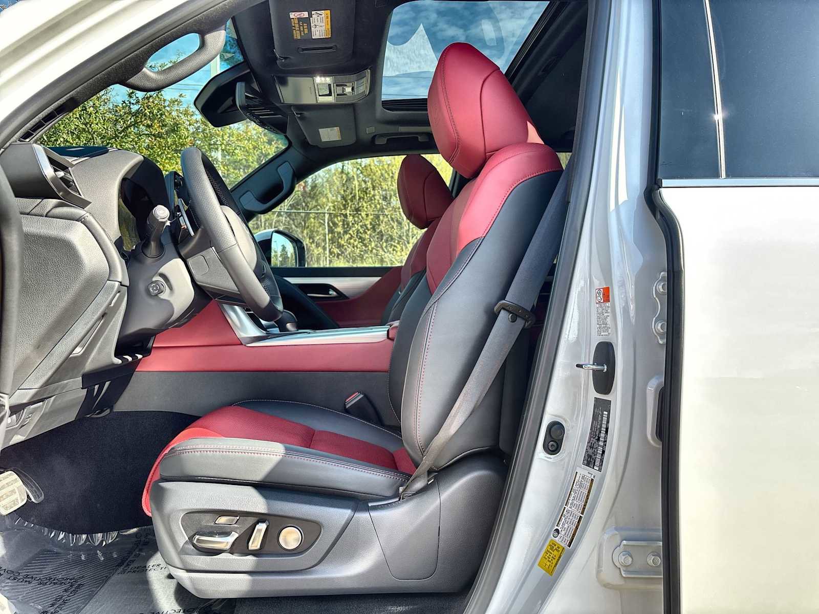 Used 2025 Lexus LX 700h F Sport image 3