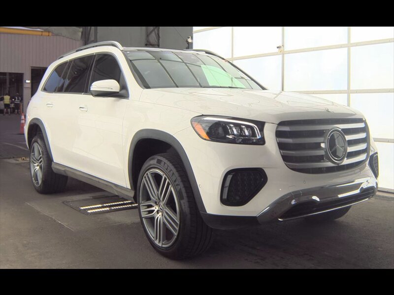 Used 2025 Mercedes-Benz GLS 450 4MATIC image 2