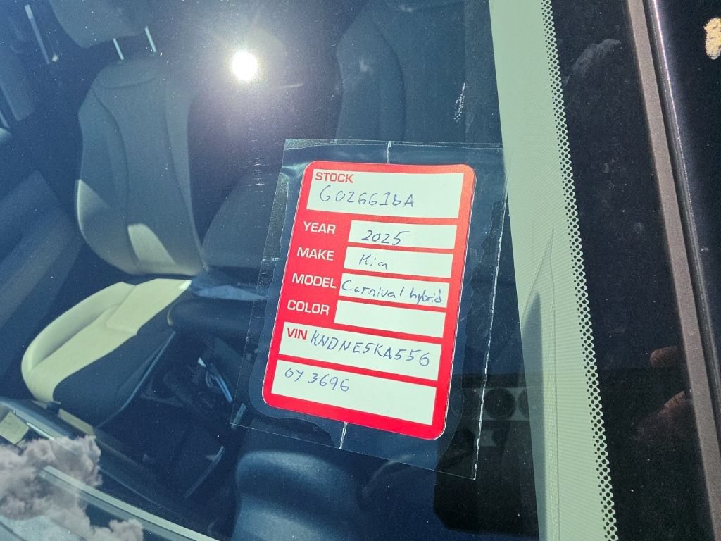 Certified 2025 Kia Carnival SX FWD image 9