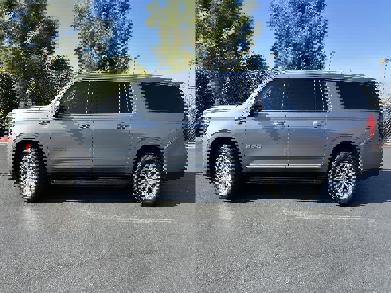 Used 2022 GMC Yukon XL SLT w/ SLT Luxury Package image 3