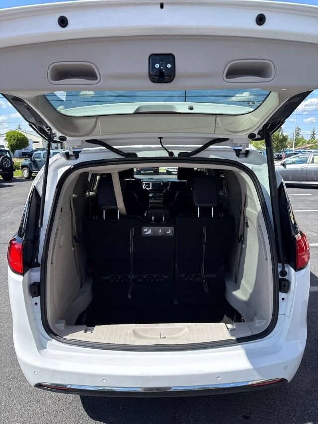 Used 2020 Chrysler Pacifica Touring-L FWD image 14