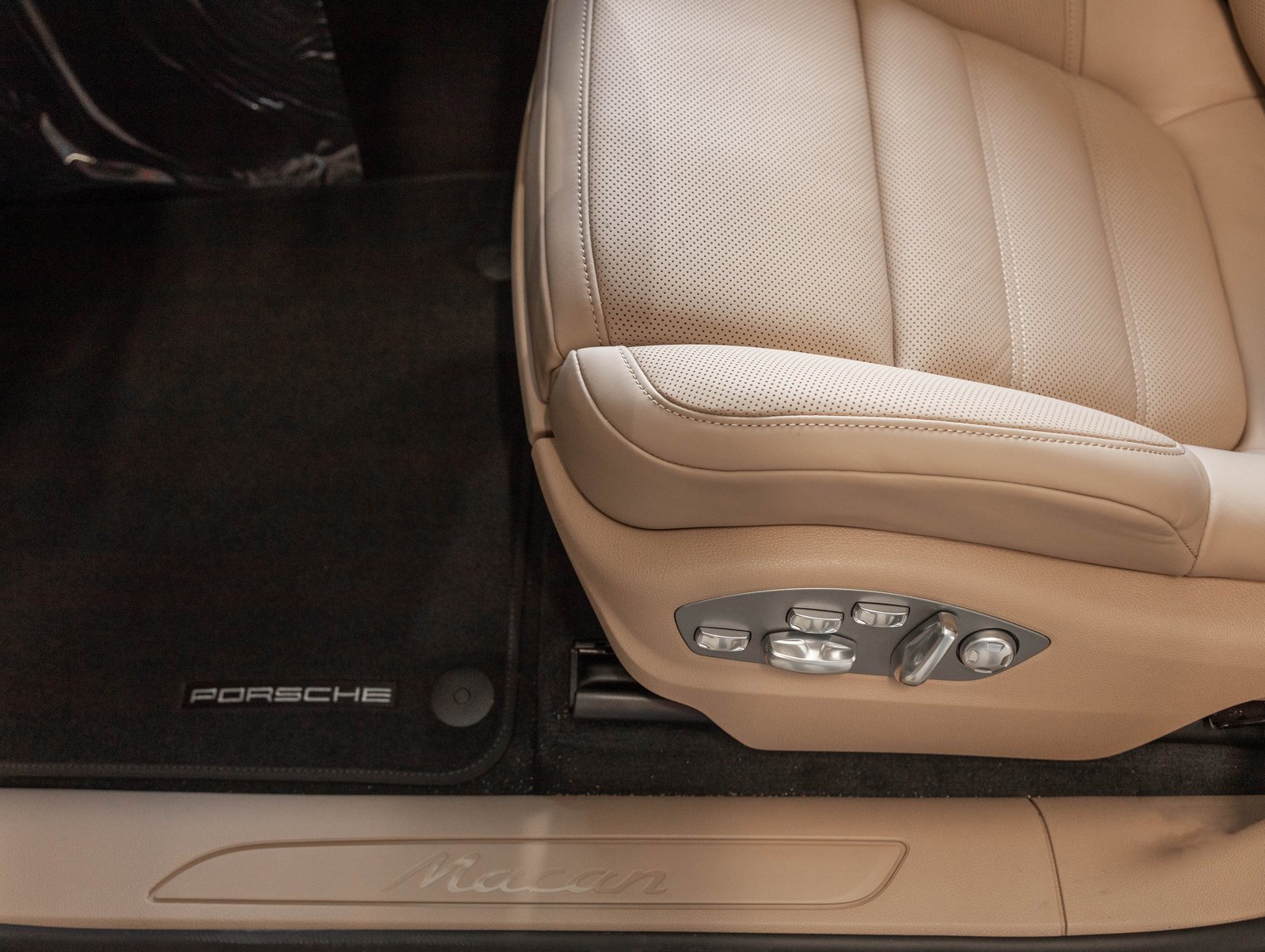 New 2026 Porsche Macan image 21