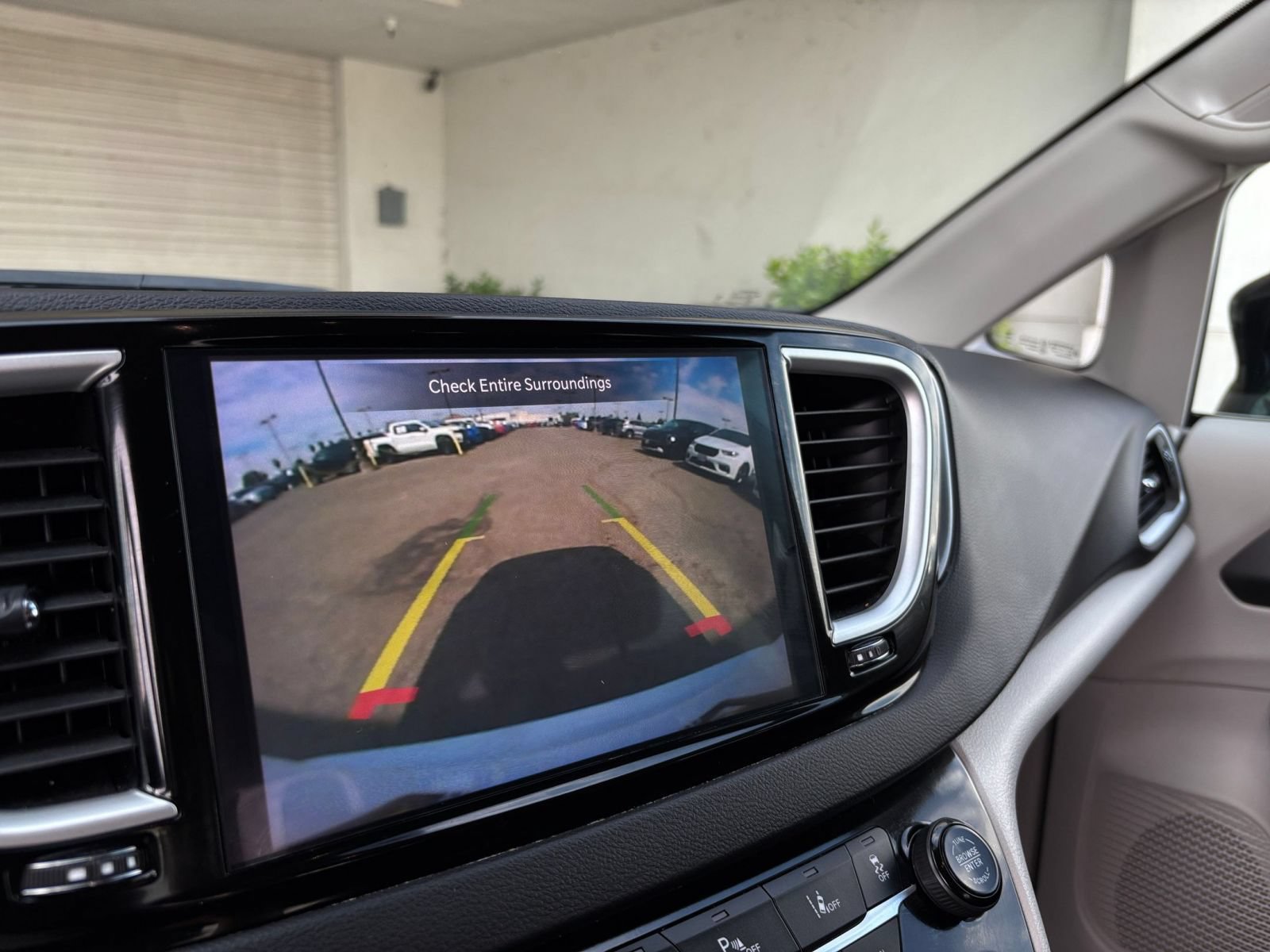 Used 2024 Chrysler Pacifica Touring-L FWD image 25