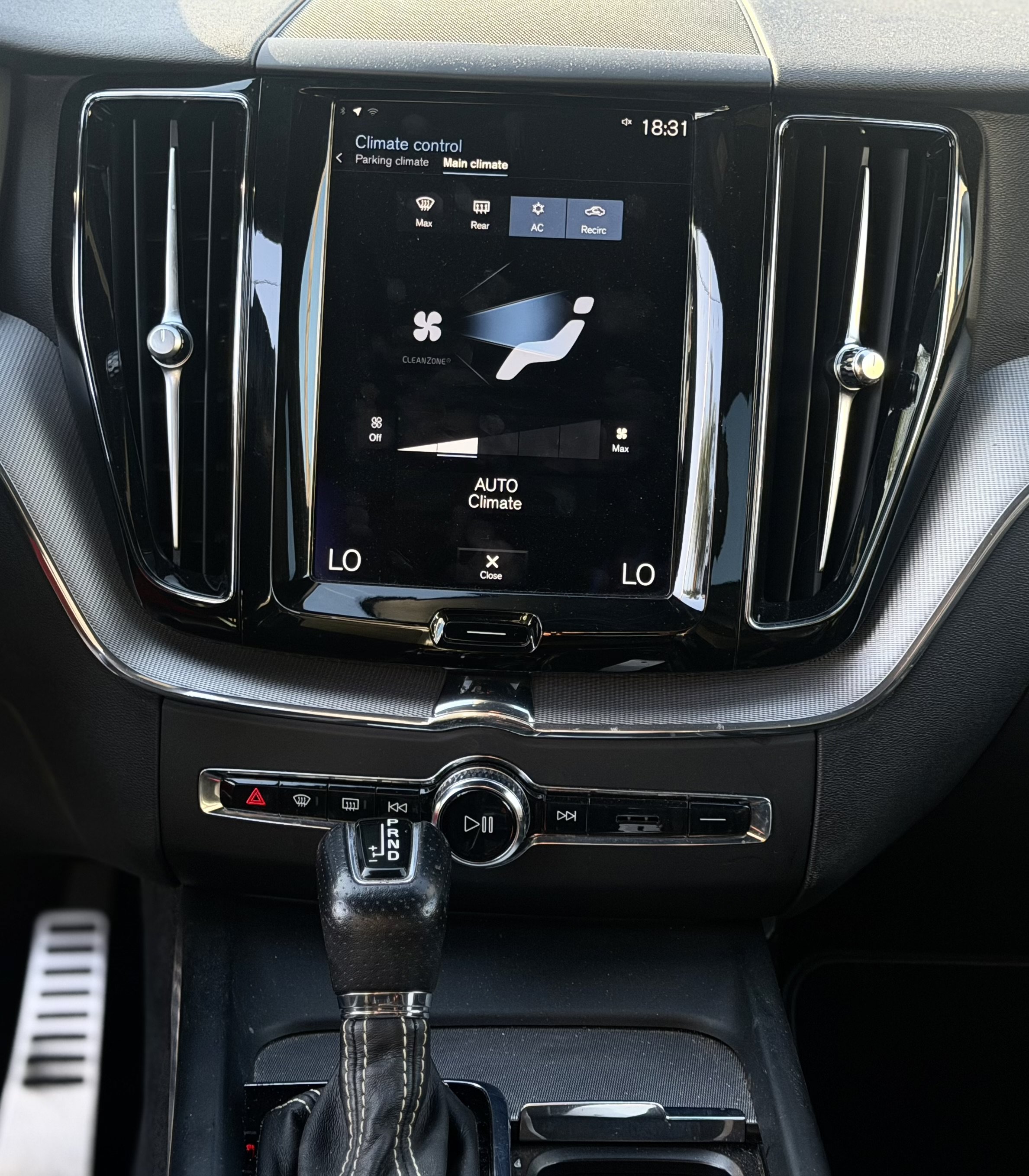 Used 2018 Volvo XC60 T6 R-Design AWD/4WD image 25