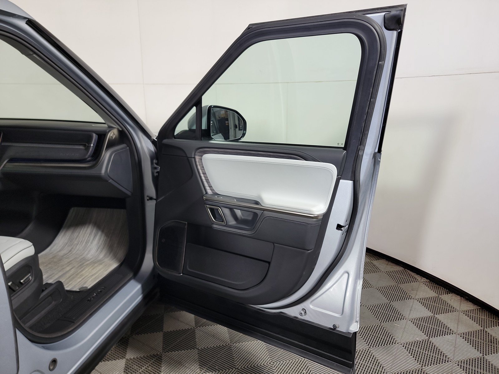 Used 2024 Rivian R1T Adventure AWD/4WD image 17