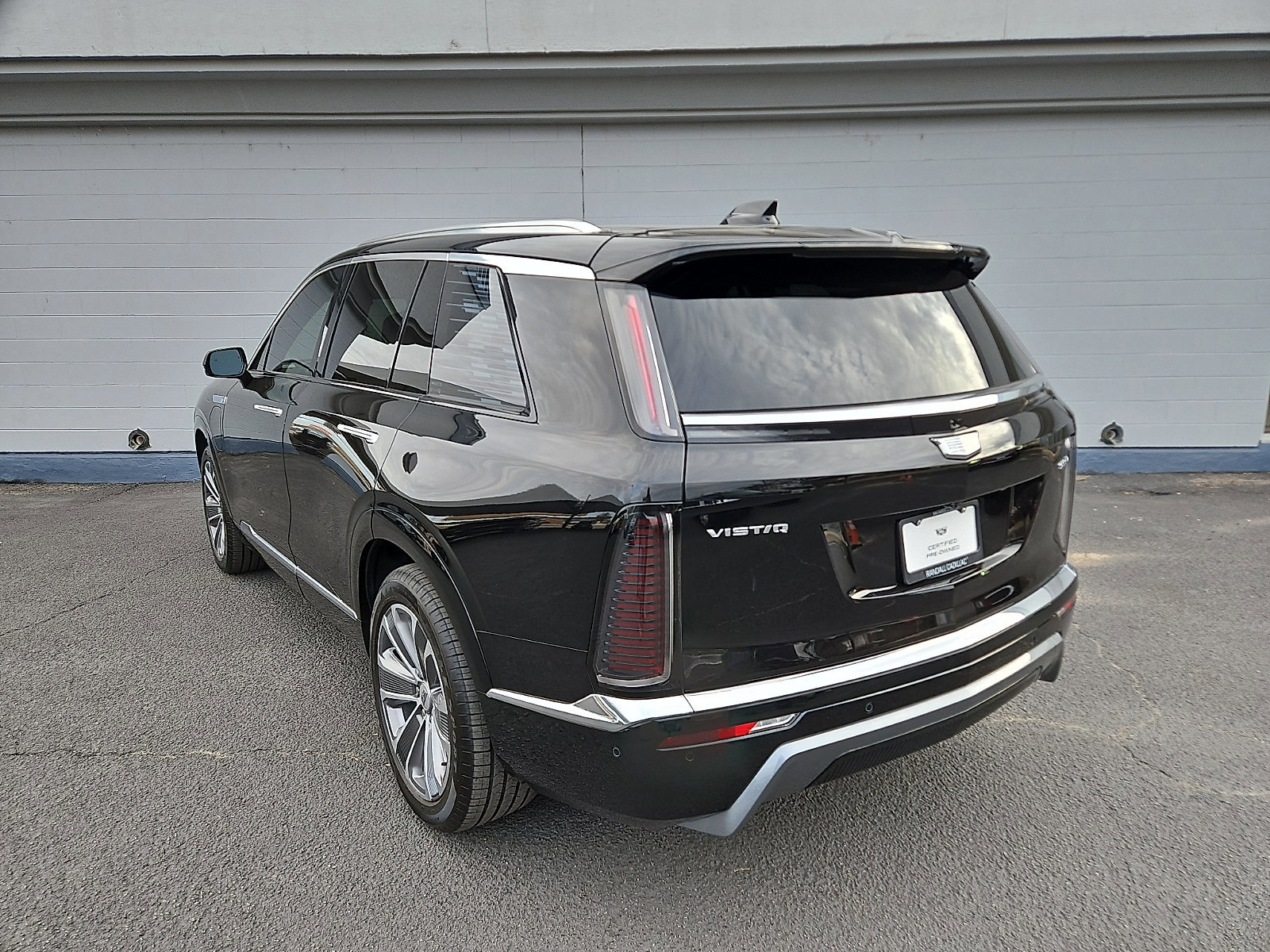 Certified 2026 Cadillac Vistiq Luxury image 3