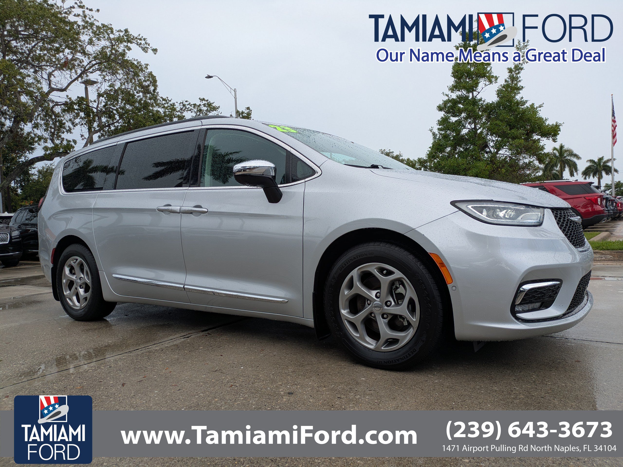 Used 2023 Chrysler Pacifica Limited w/ Uconnect Theater Family Group