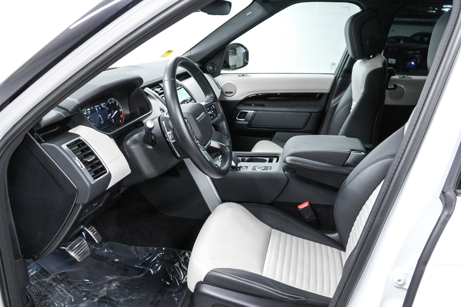 Used 2023 Land Rover Discovery S R-Dynamic image 19