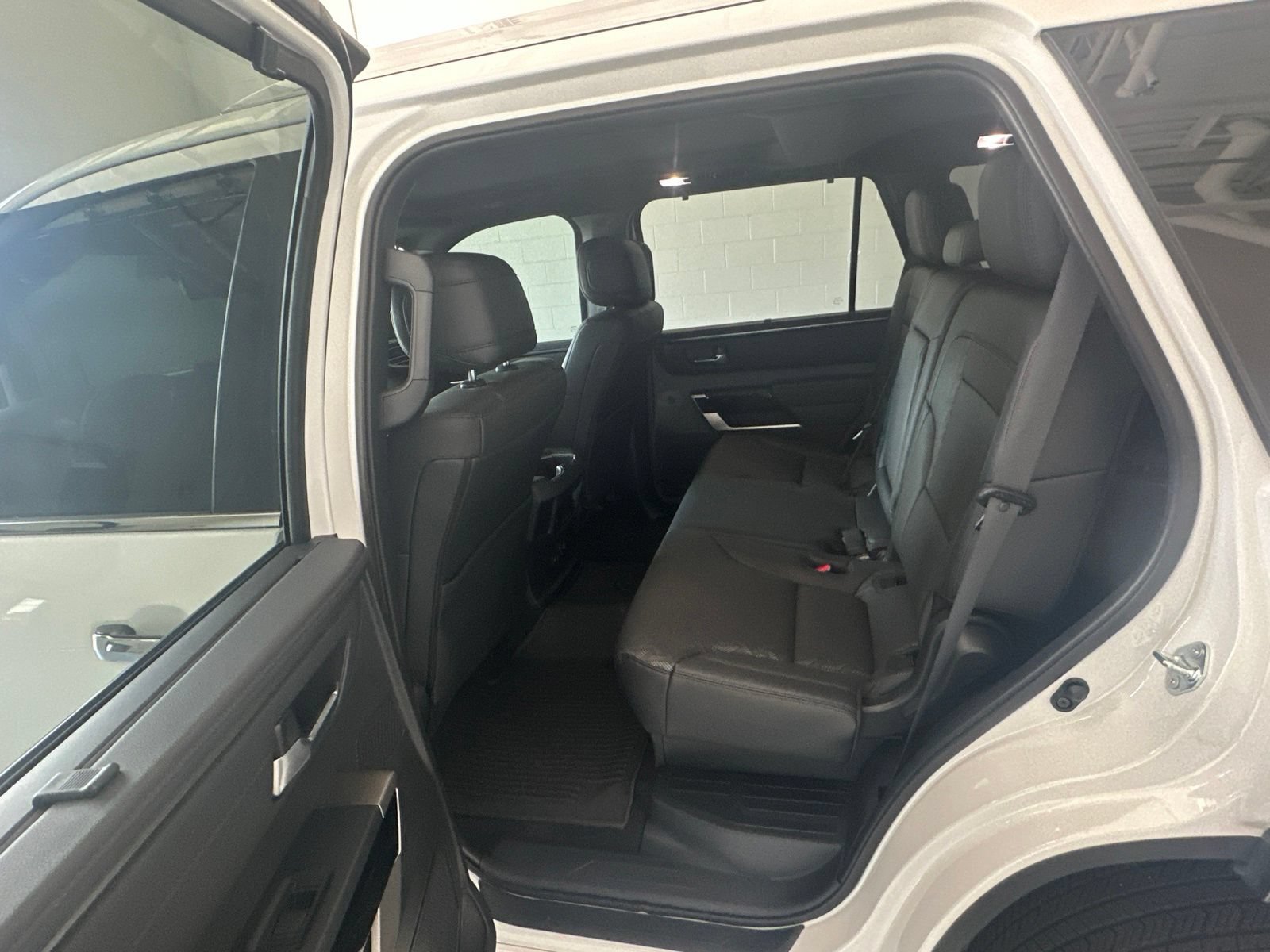Used 2025 Toyota Sequoia Limited w/ Tow Technology Package AWD/4WD image 10