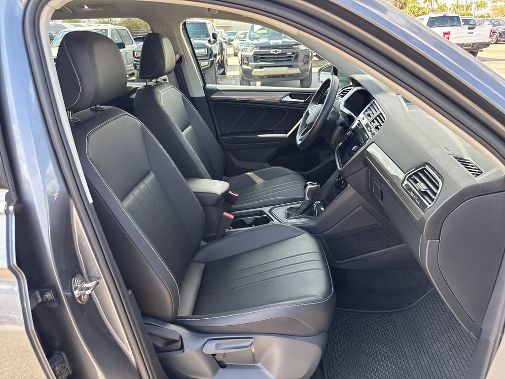 Used 2024 Volkswagen Tiguan SE w/ Panoramic Sunroof Package image 25