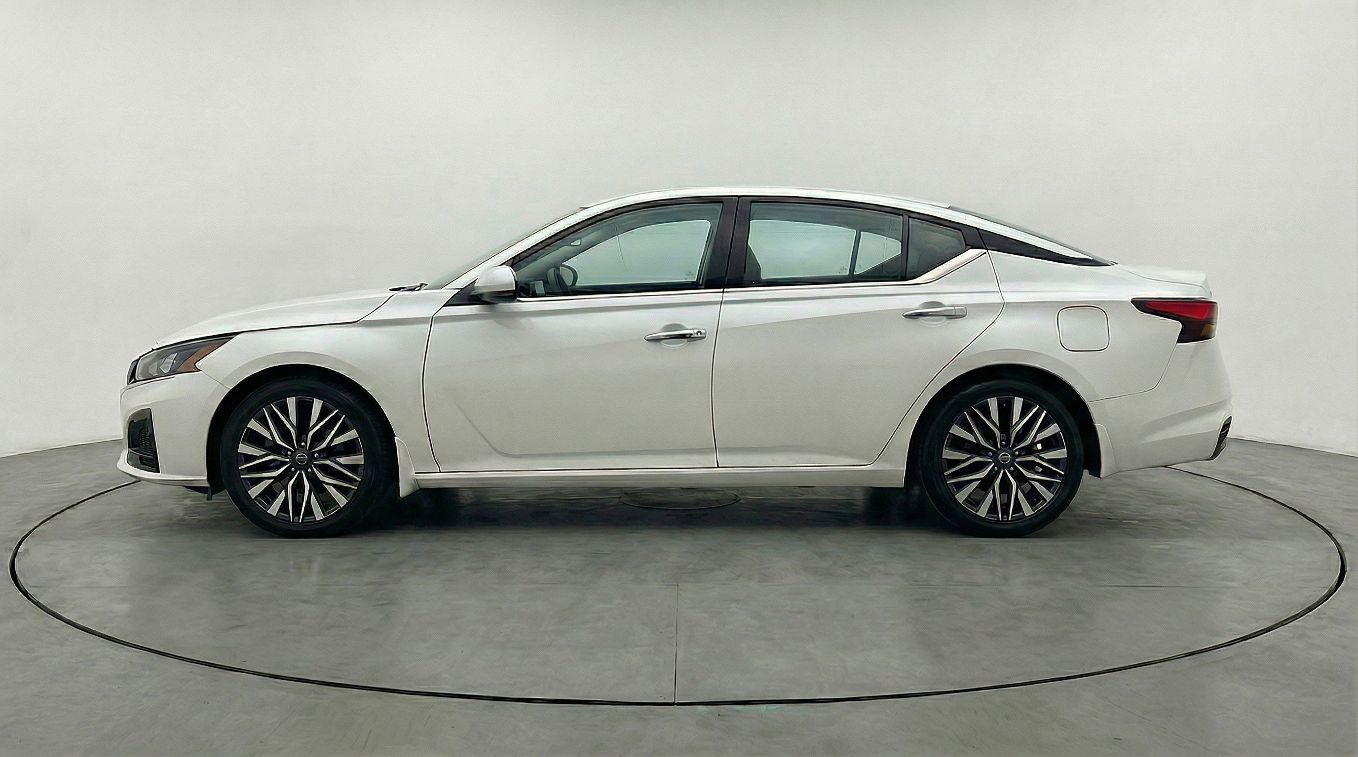 Used 2025 Nissan Altima 2.5 SV FWD image 5