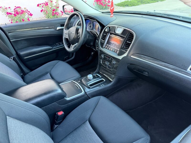 Used 2018 Chrysler 300 Touring w/ Chrome Appearance Package RWD image 10
