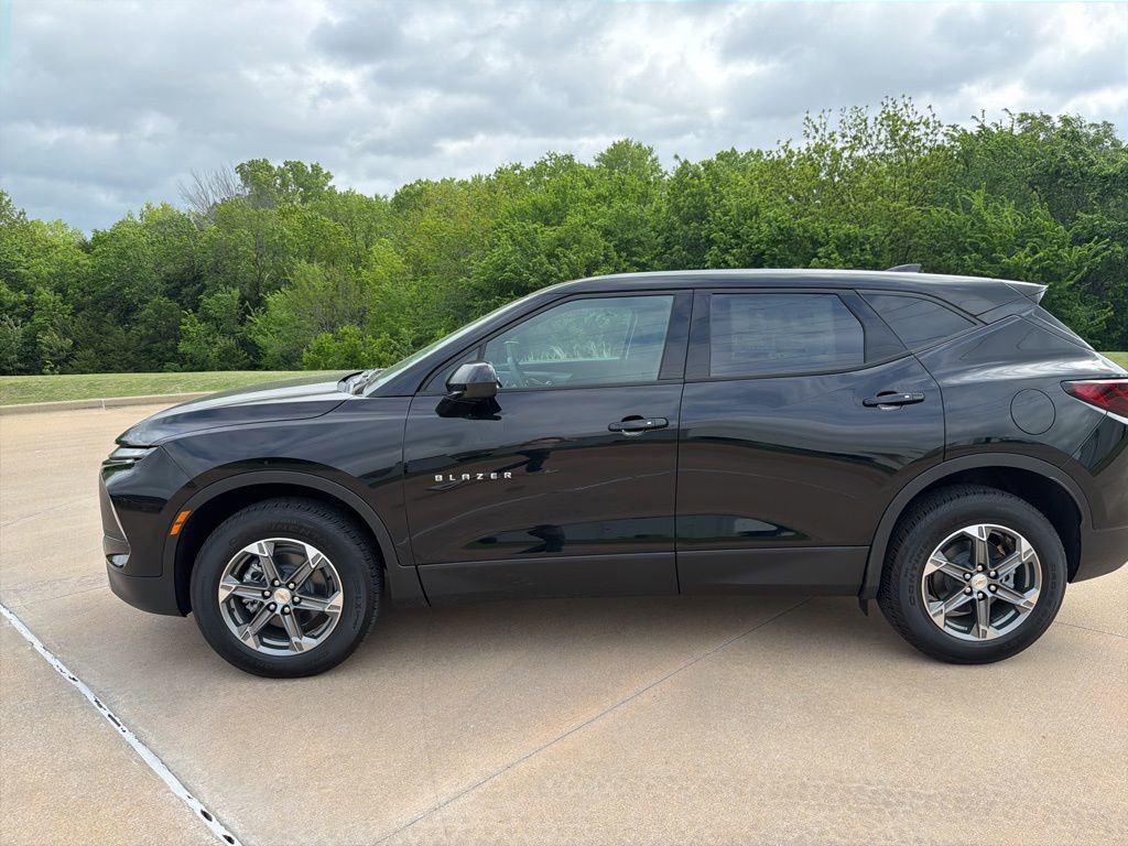 Used 2026 Chevrolet Blazer LT FWD image 2