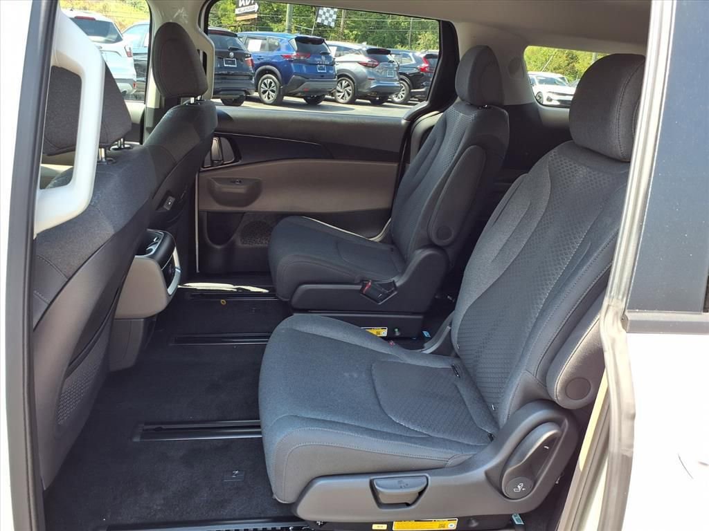 New 2026 Kia Carnival LX image 11