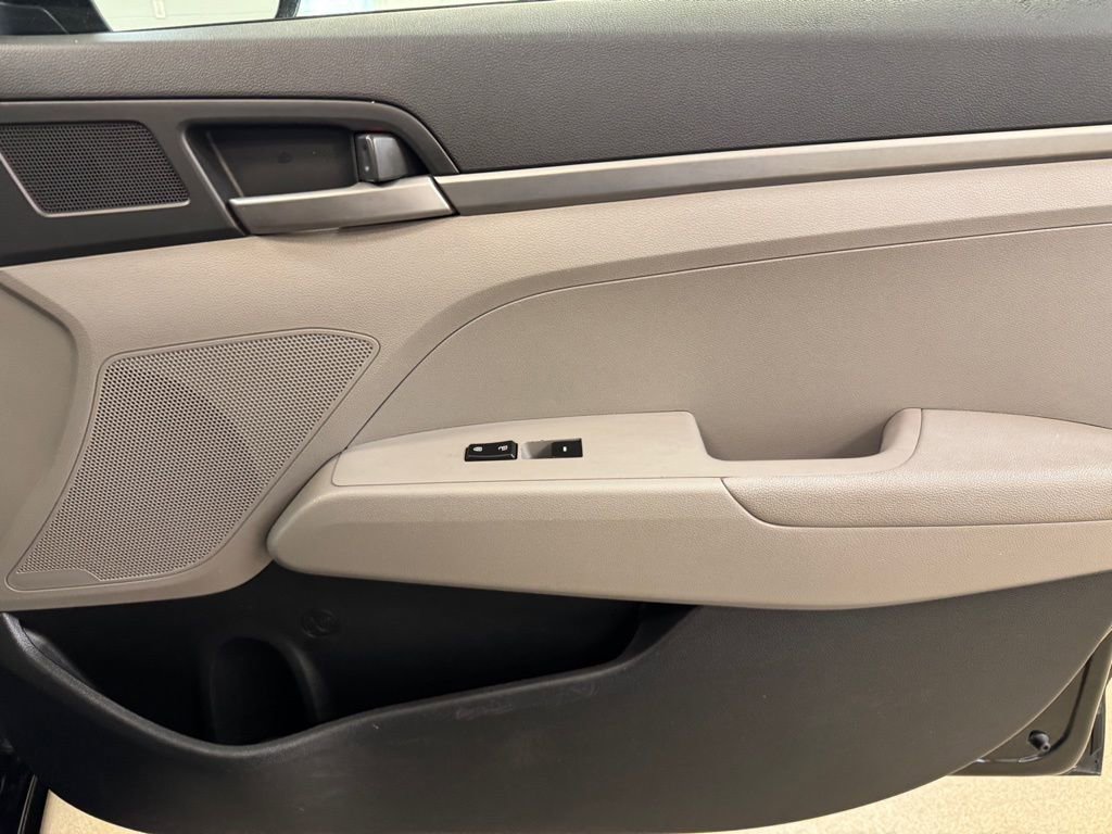 Used 2017 Hyundai Elantra SE image 23