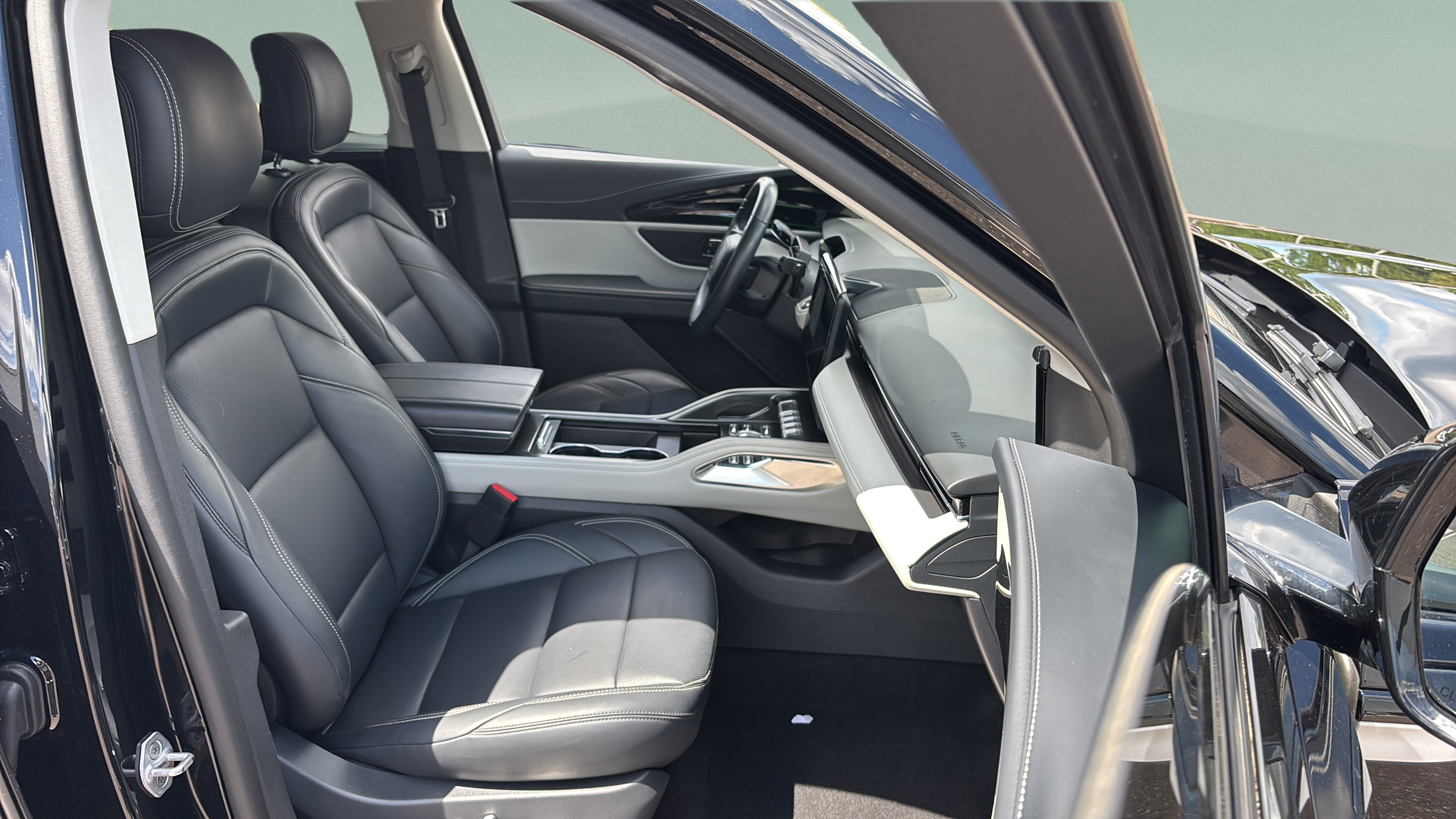 Used 2025 Lincoln Nautilus Premier AWD/4WD image 18