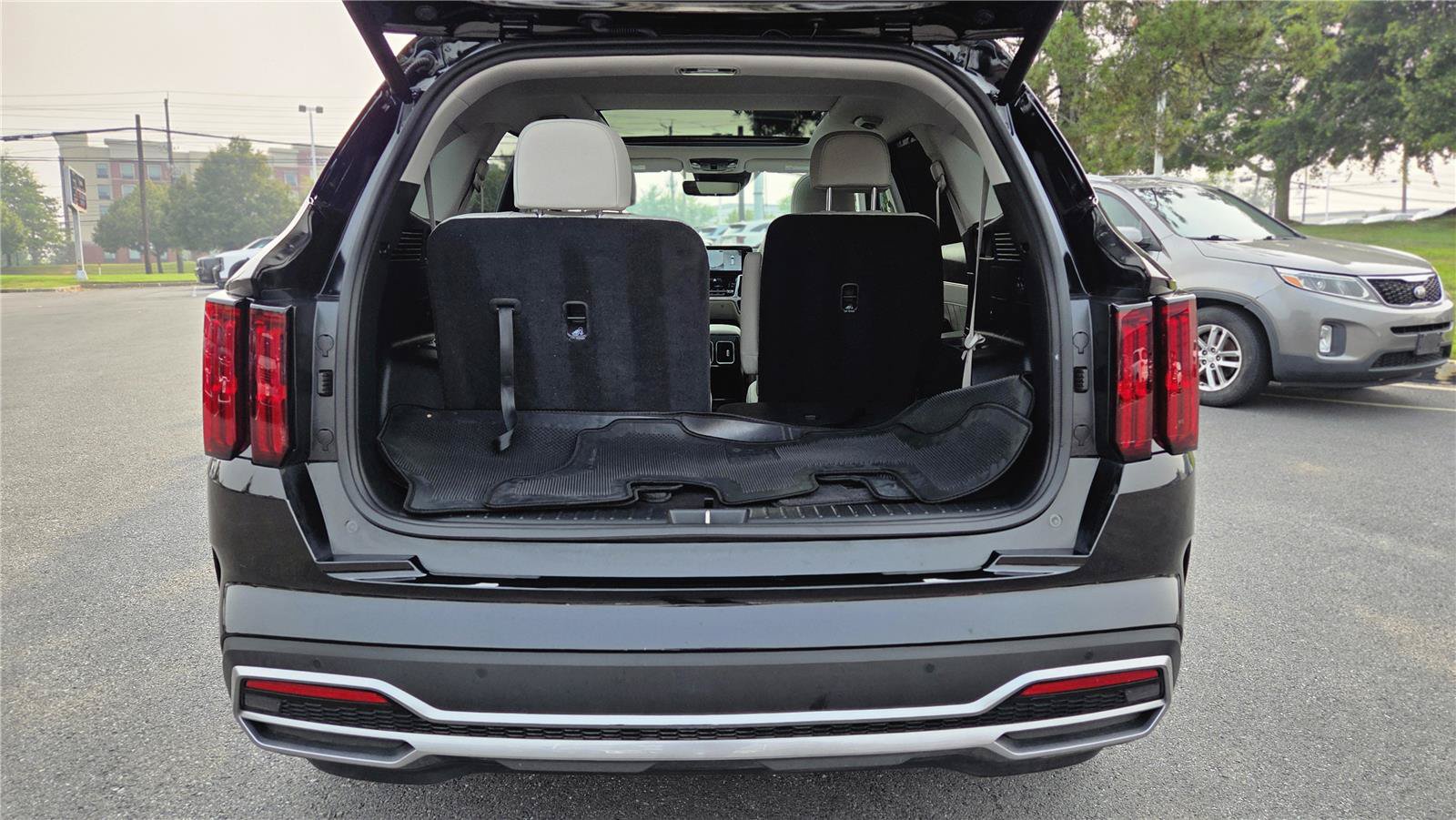 Certified 2023 Kia Sorento SX Prestige w/ Panoramic Sunroof Package AWD/4WD image 5