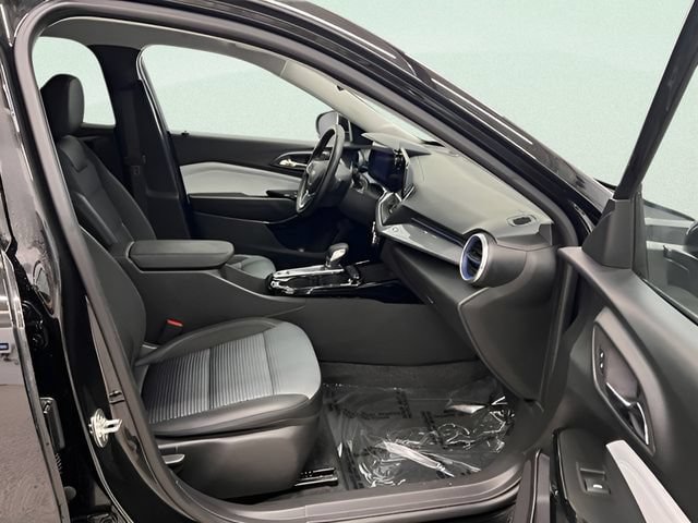 Certified 2025 Chevrolet Trax LT w/ LT Convenience Package FWD image 12