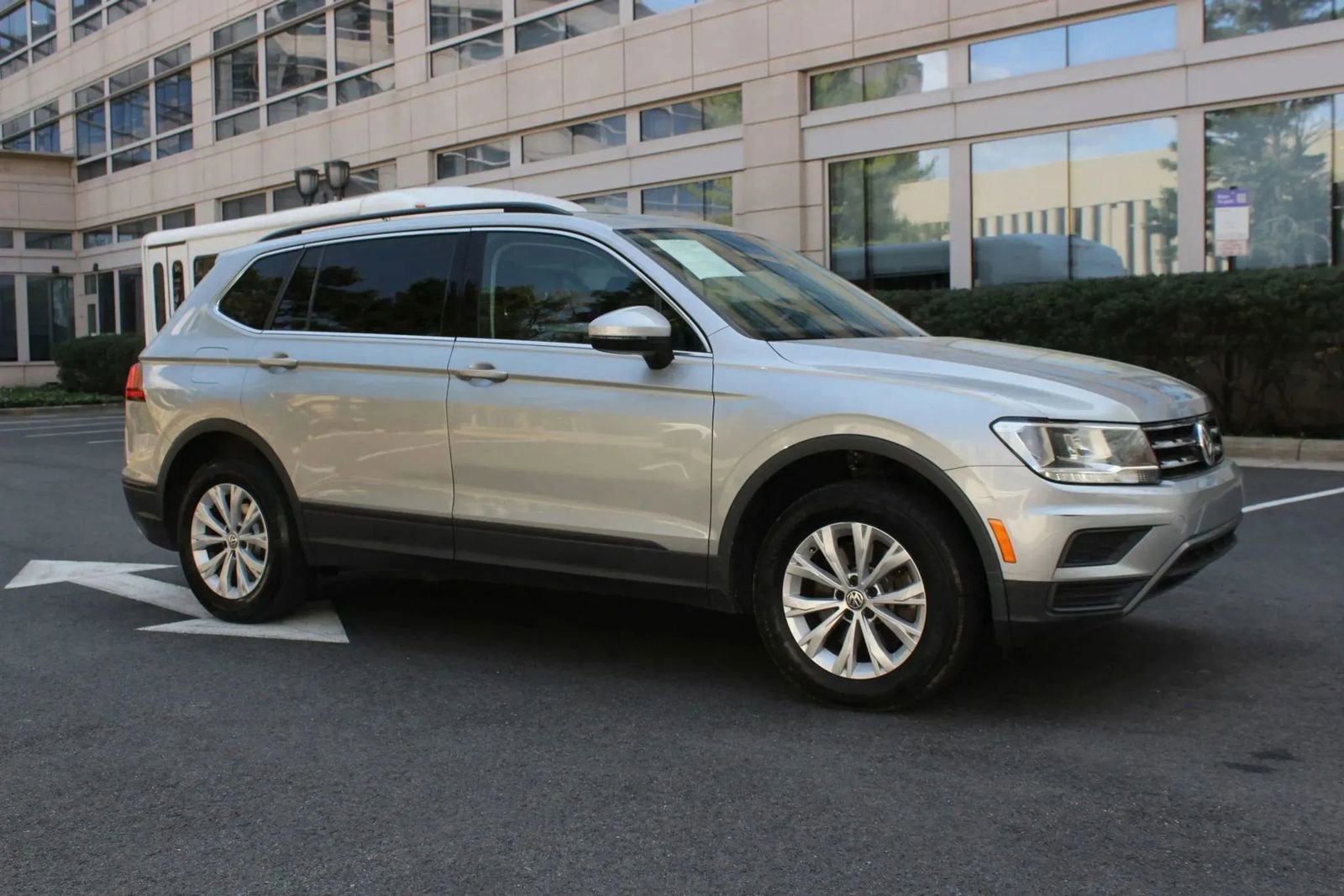 Used 2019 Volkswagen Tiguan SE w/ Panoramic Sunroof Package AWD/4WD image 2
