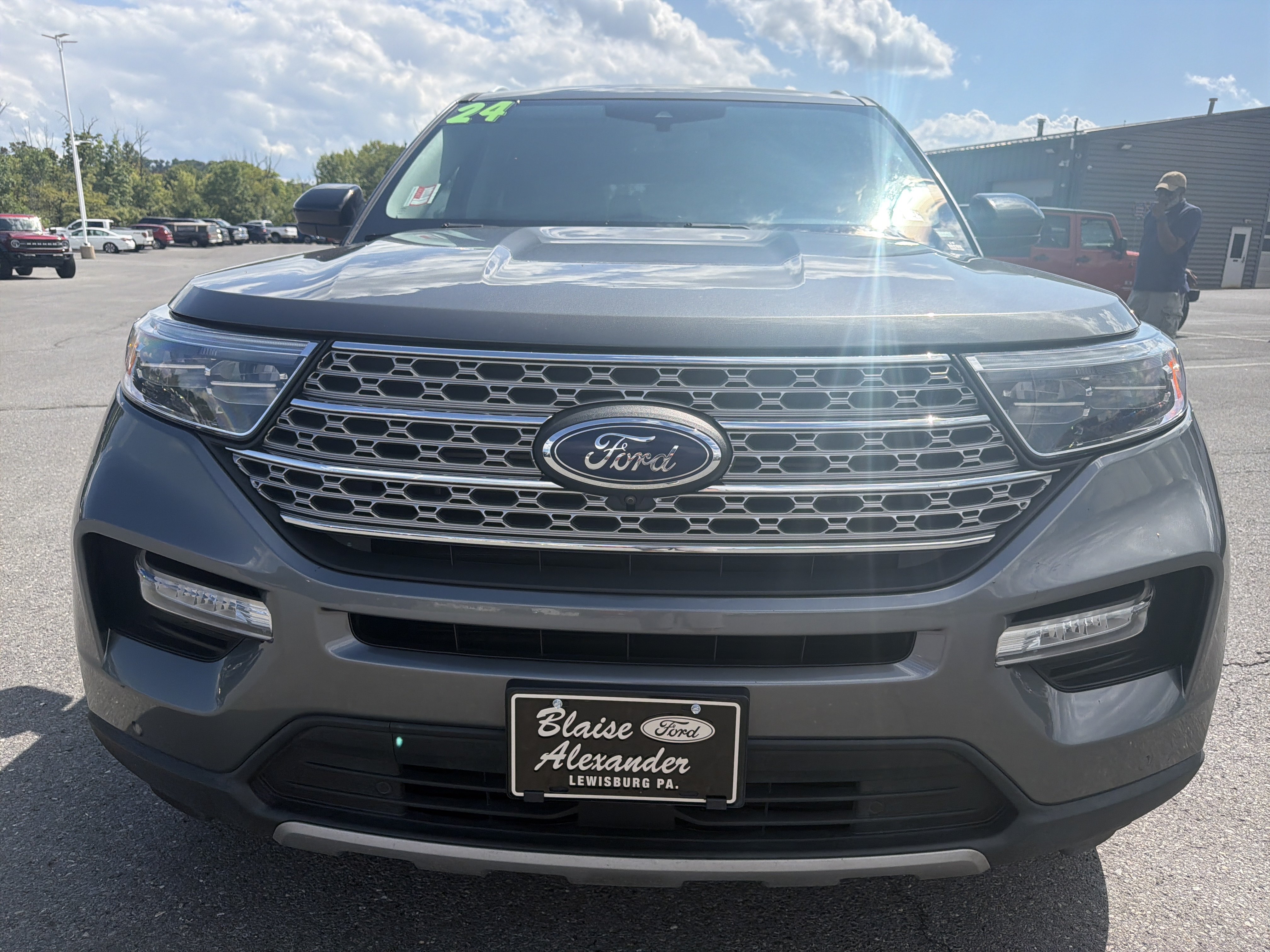 Used 2024 Ford Explorer Limited AWD/4WD image 9