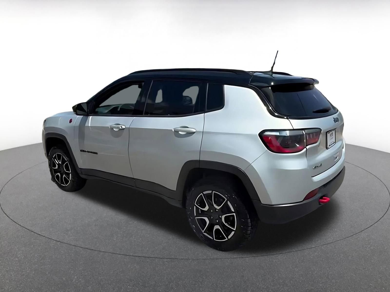 Used 2025 Jeep Compass Trailhawk AWD/4WD image 11