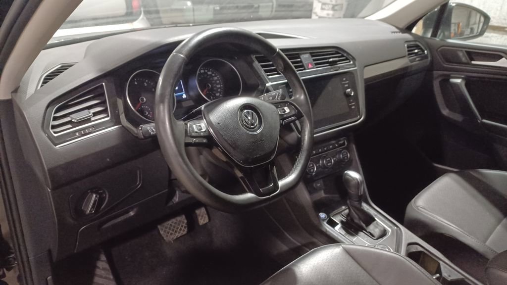 Used 2020 Volkswagen Tiguan SE w/ Panoramic Sunroof Package image 4