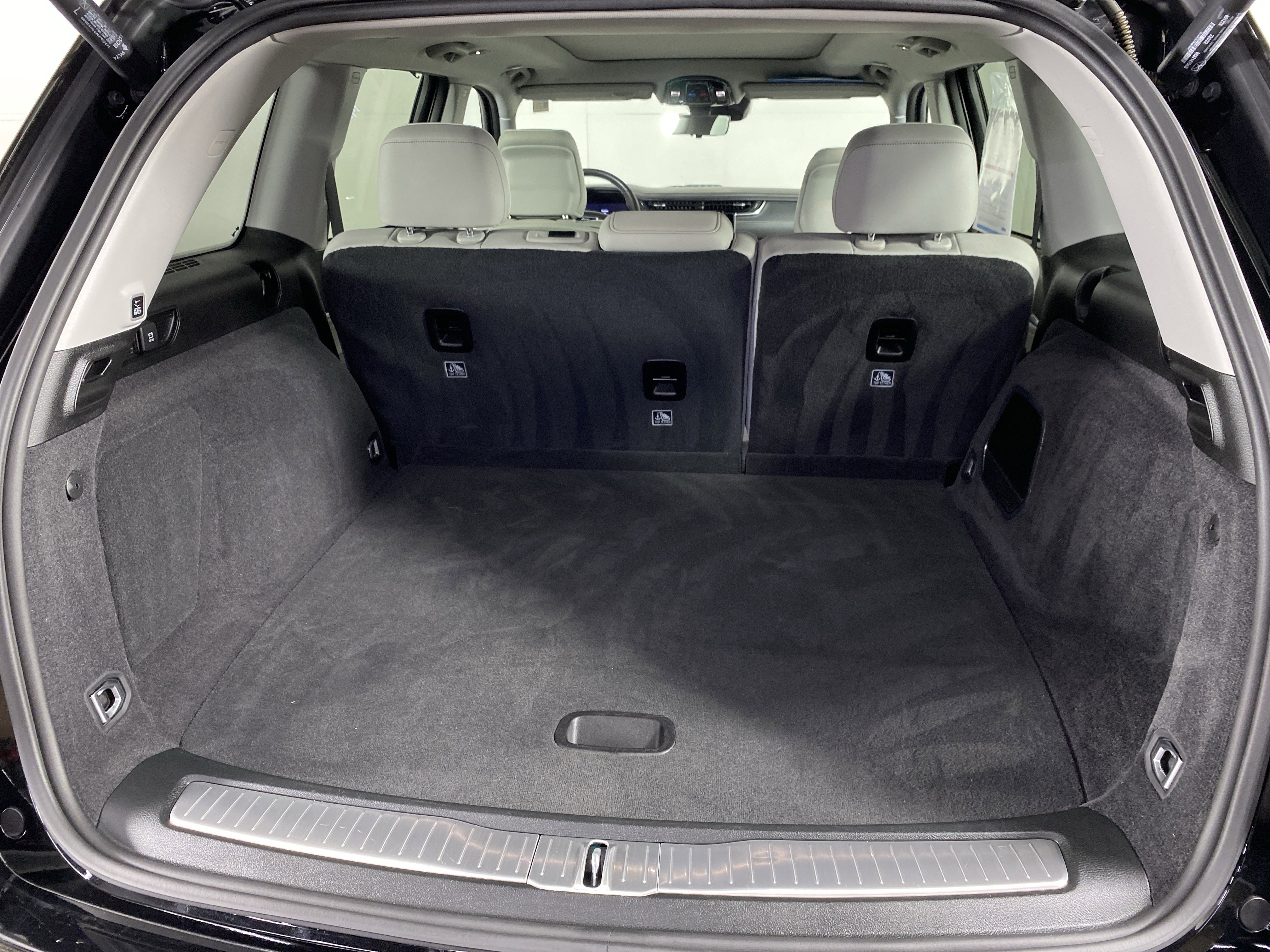 Used 2022 Jeep Grand Cherokee Overland w/ Luxury Tech Group IV image 35