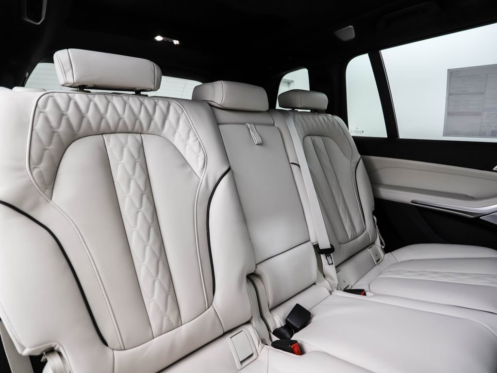 New 2026 BMW X7 M60i image 34