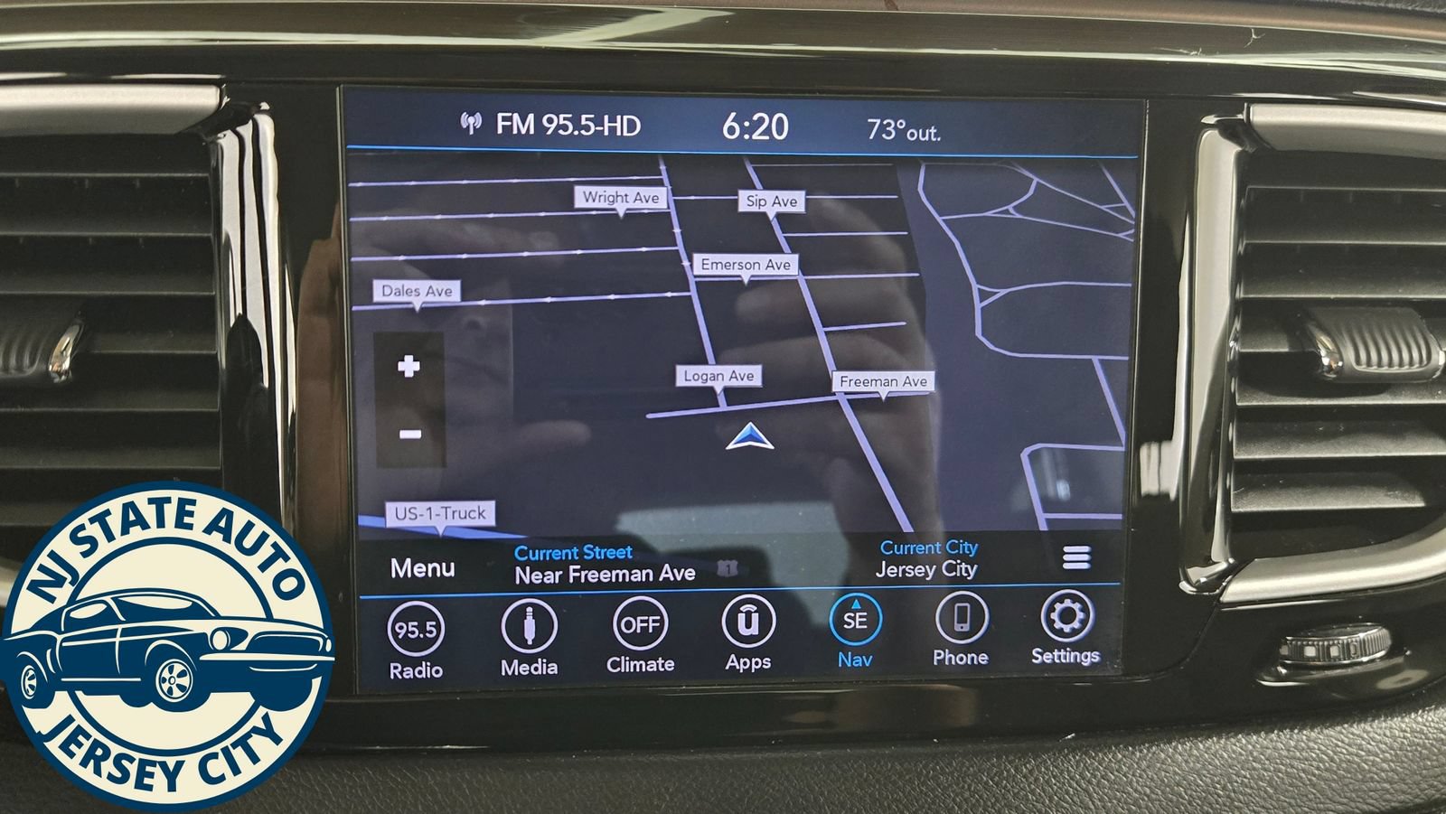 Used 2019 Chrysler Pacifica Touring Plus w/ Tire & Wheel Group FWD image 14