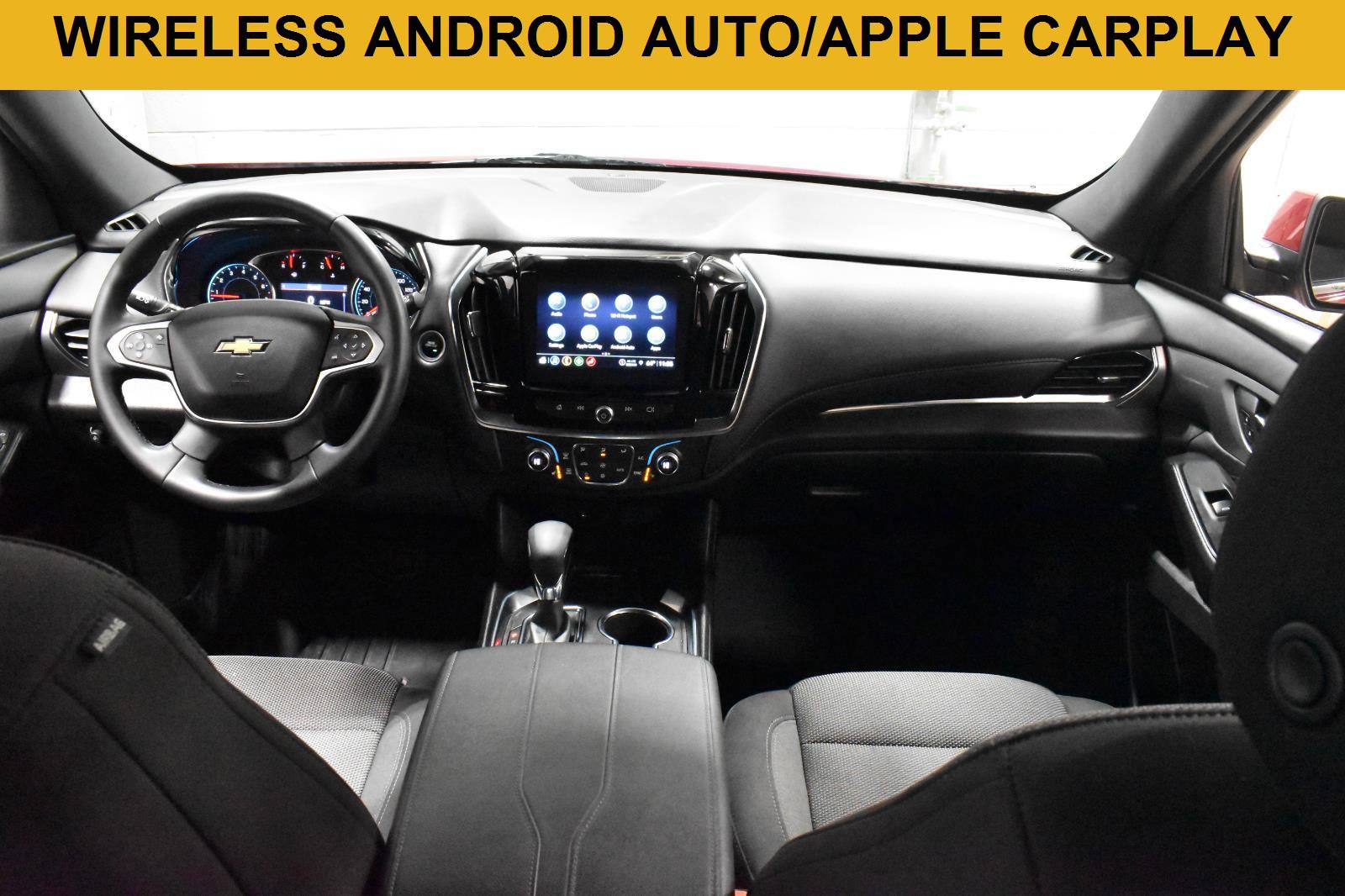 Used 2023 Chevrolet Traverse LT image 2
