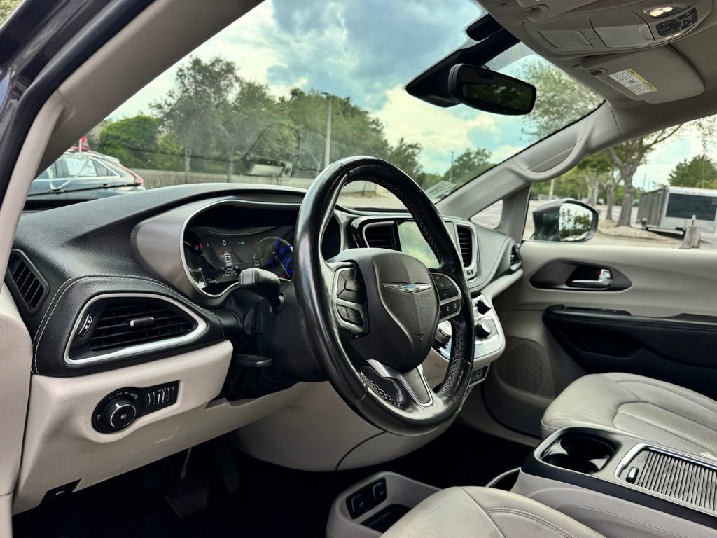 Used 2021 Chrysler Pacifica Touring-L FWD image 11