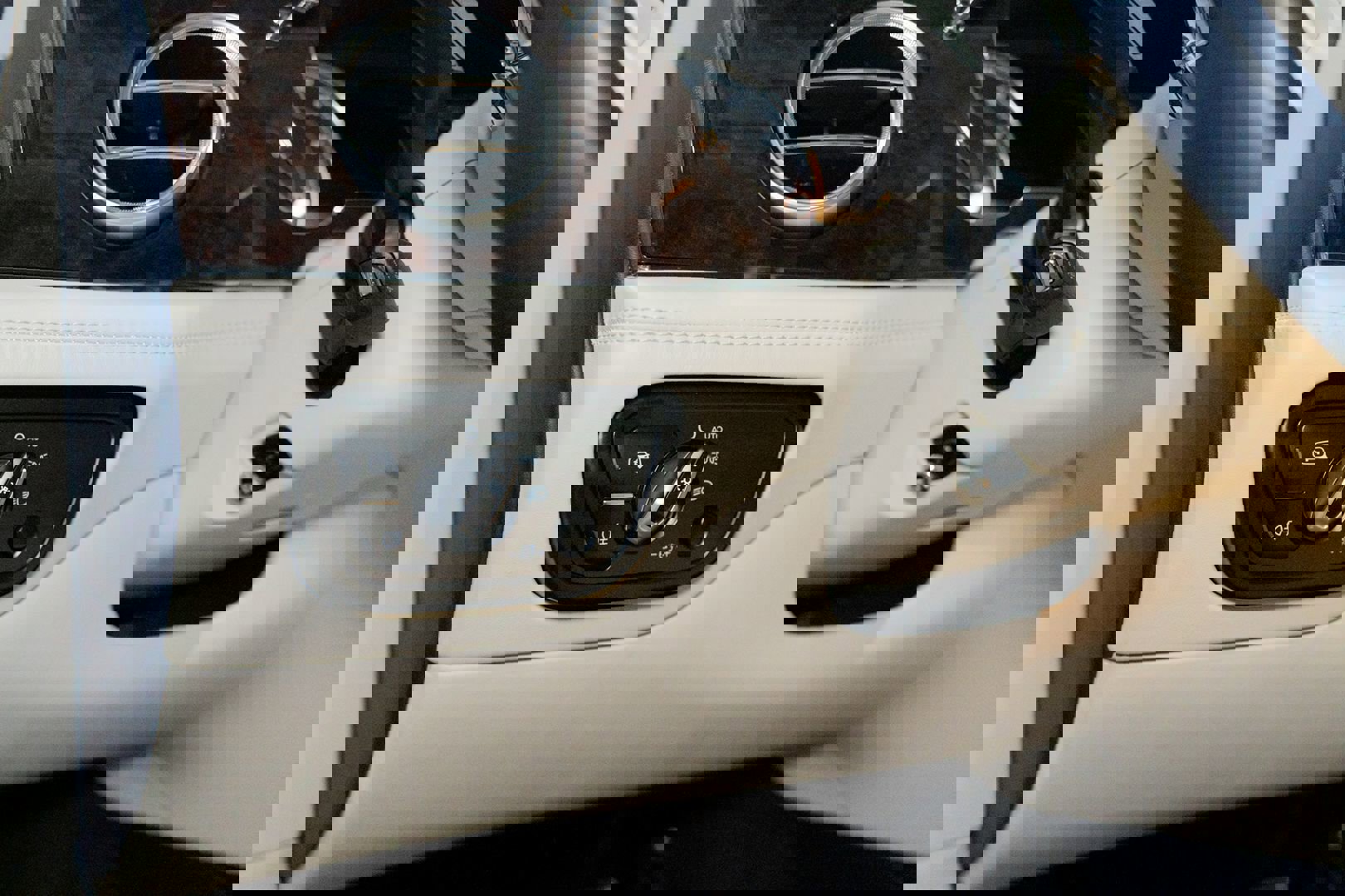 Used 2020 Bentley Bentayga V8 image 21