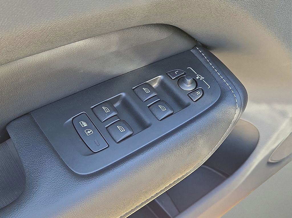 Used 2023 Volvo XC60 B6 Ultimate w/ Climate Package image 23