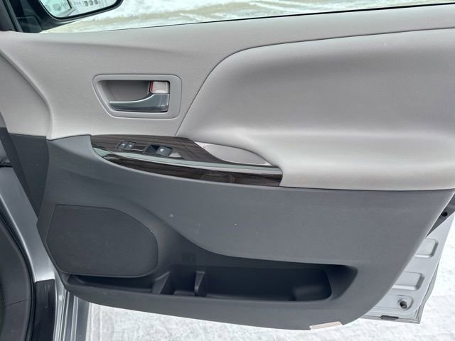 Used 2015 Toyota Sienna AWD image 30