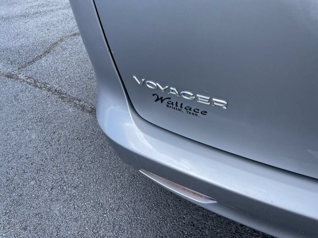 Used 2020 Chrysler Voyager Lxi FWD image 6