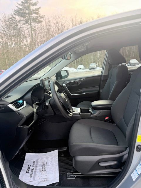 Used 2022 Toyota RAV4 LE image 10