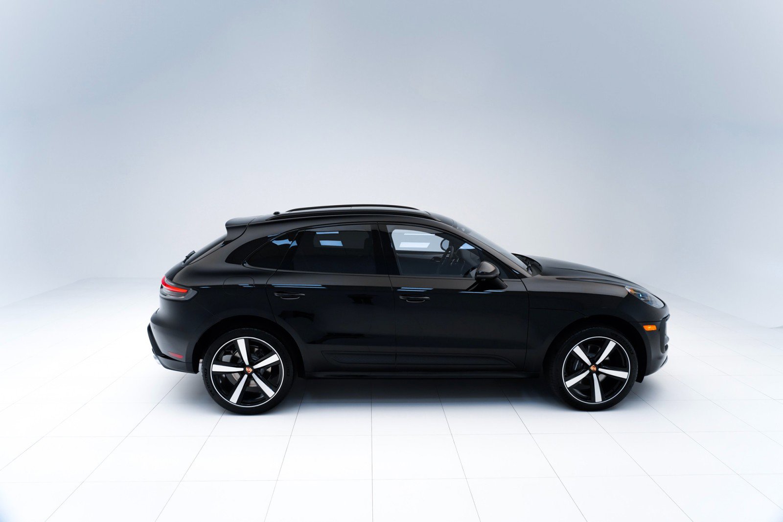 Certified 2023 Porsche Macan AWD/4WD image 8