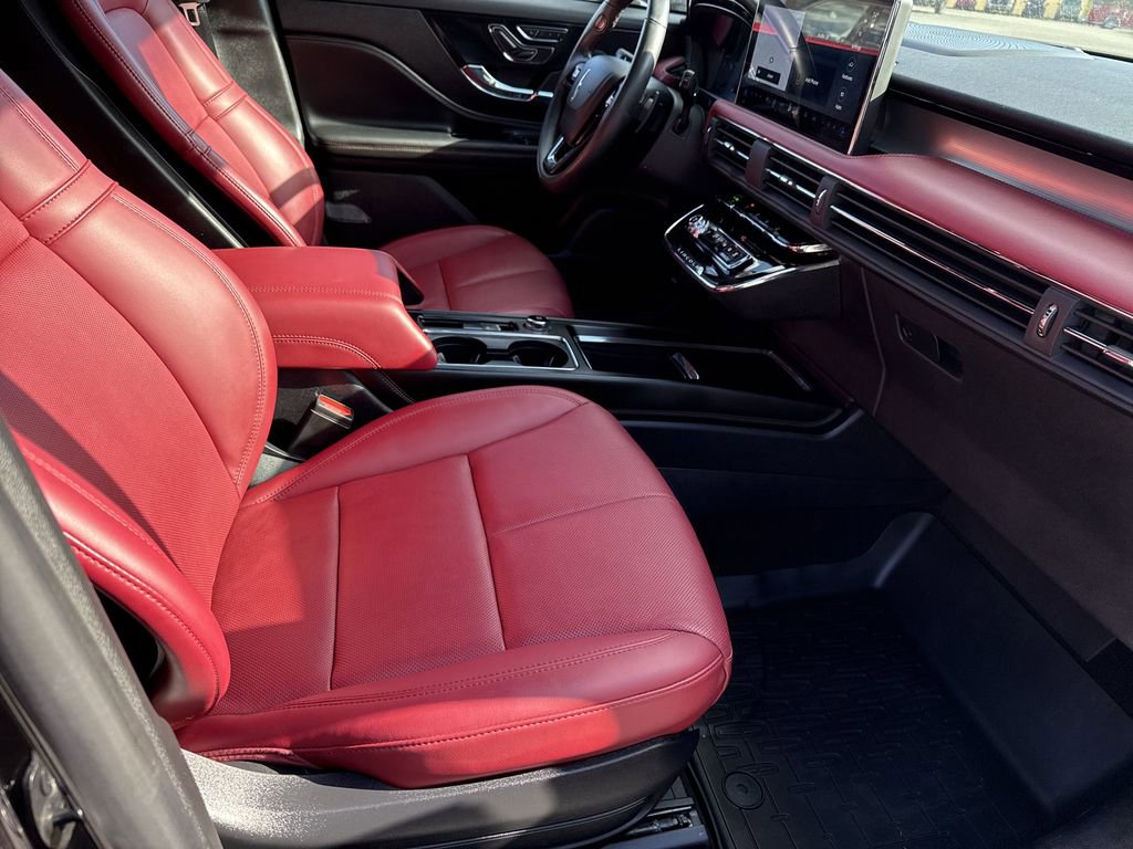 Used 2025 Lincoln Corsair Reserve image 13