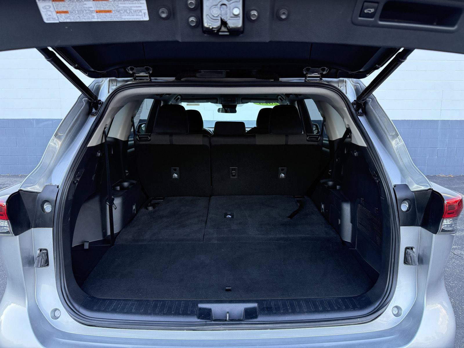 Used 2023 Toyota Highlander LE FWD image 28