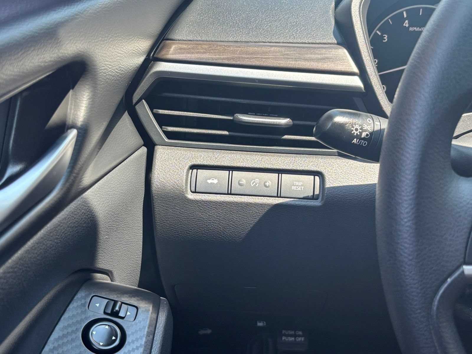 Used 2025 Nissan Altima 2.5 SV FWD image 31