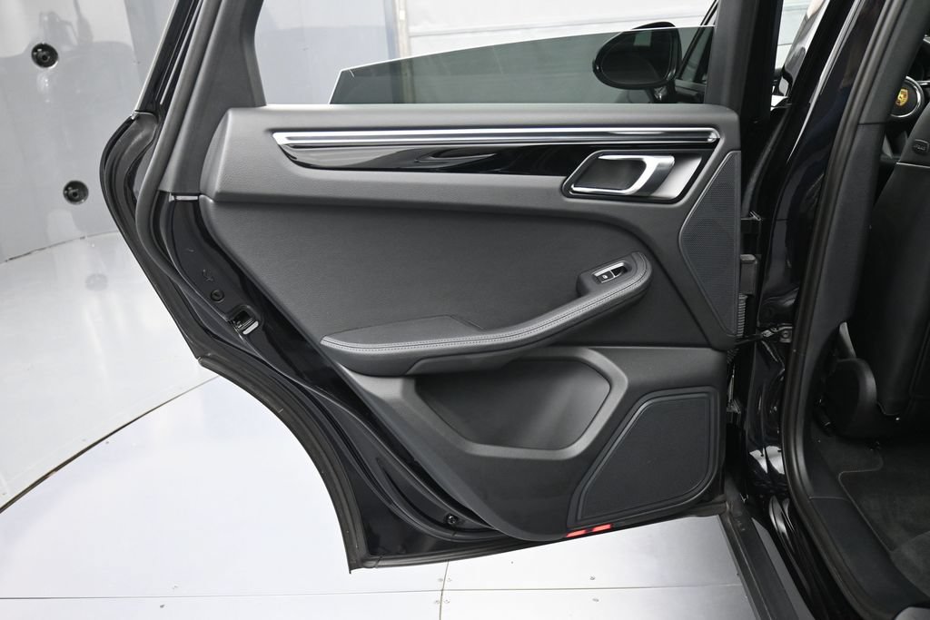 Certified 2024 Porsche Macan AWD/4WD image 22