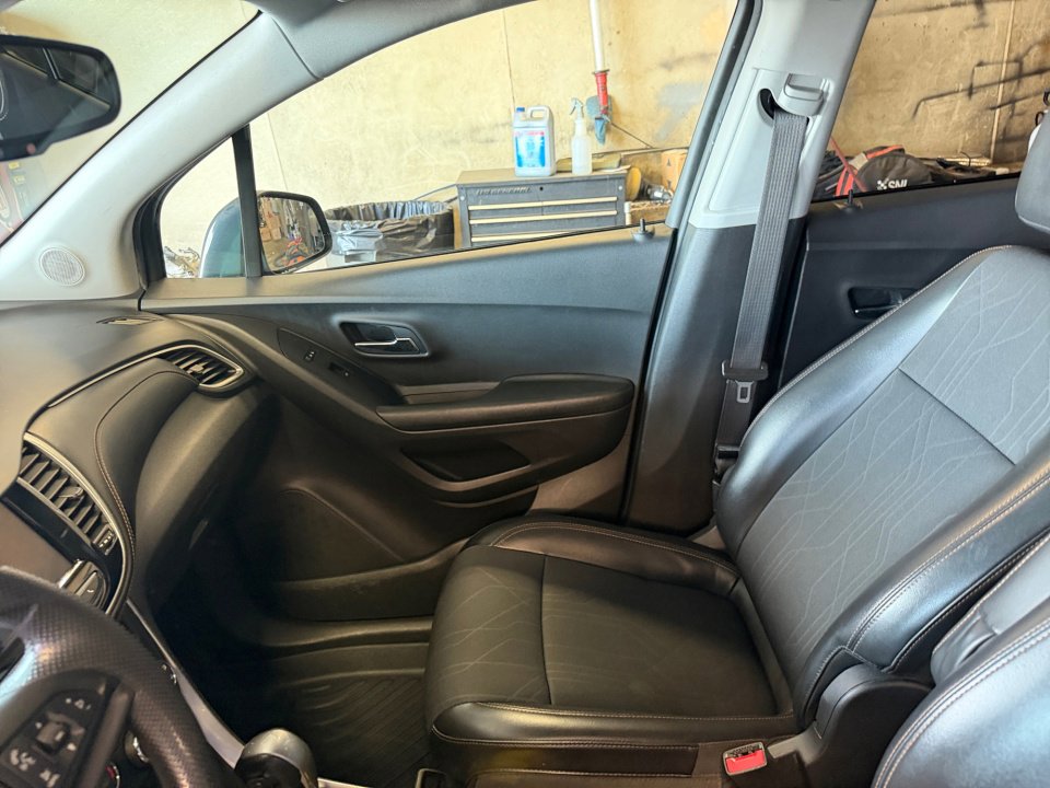 Used 2021 Chevrolet Trax LT FWD image 32