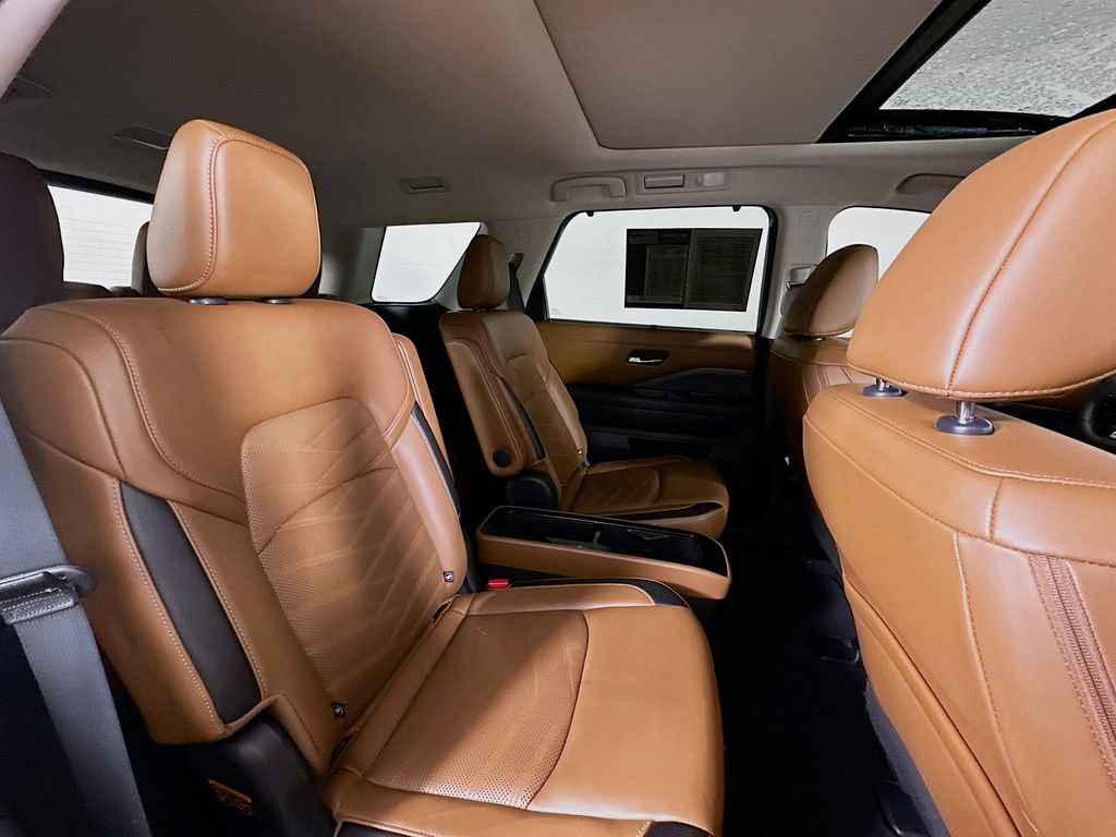 Used 2024 Nissan Pathfinder Platinum image 11