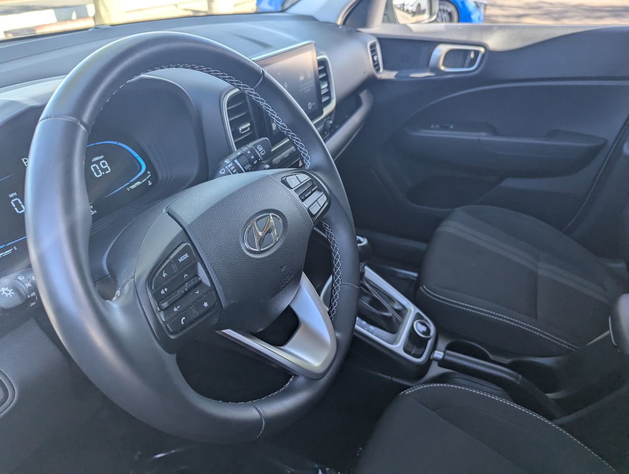 Used 2025 Hyundai Venue SEL image 18