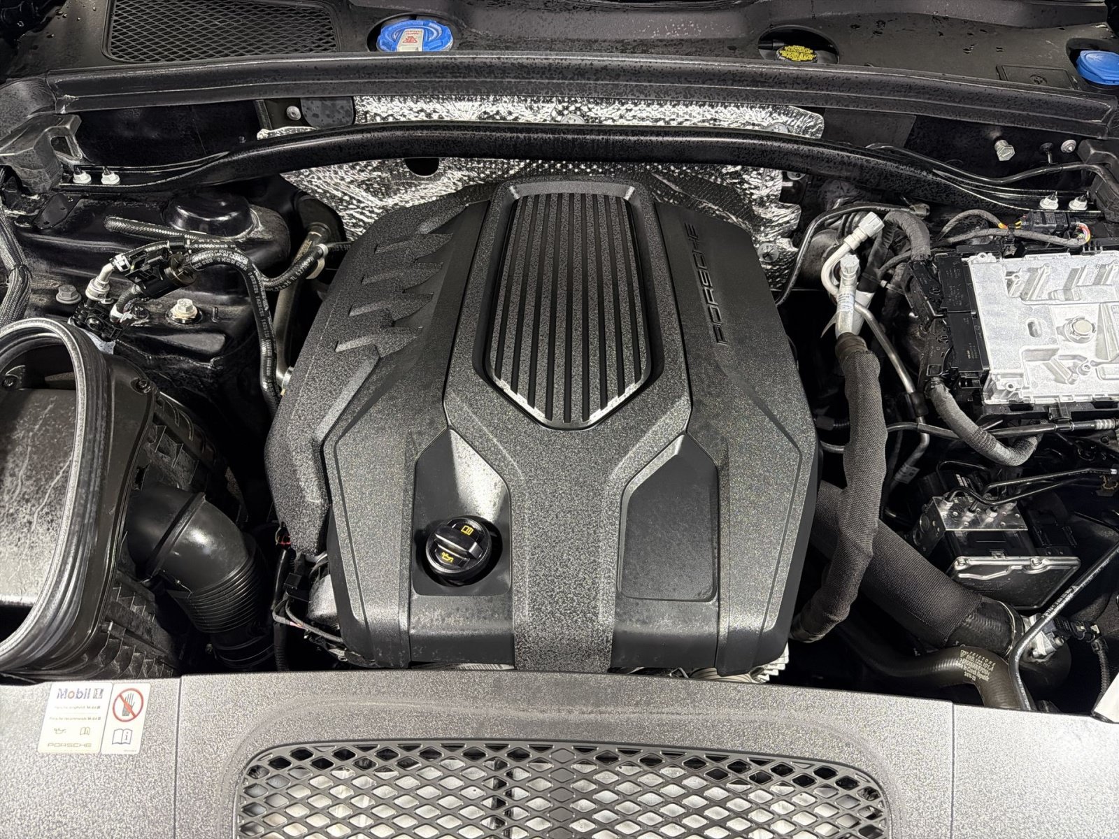 Used 2024 Porsche Macan Turbo AWD/4WD image 27