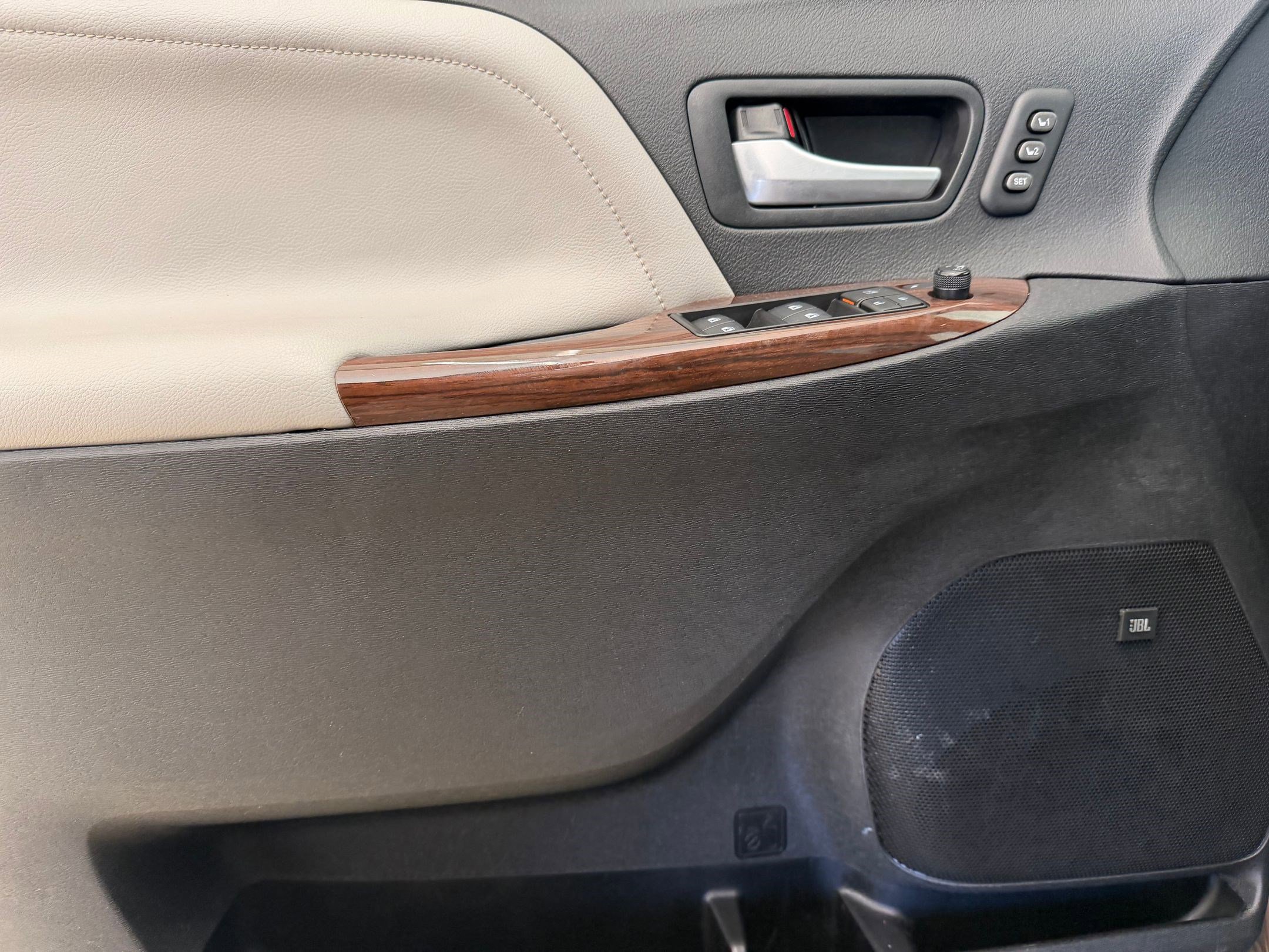 Used 2018 Toyota Sienna Limited Premium image 12