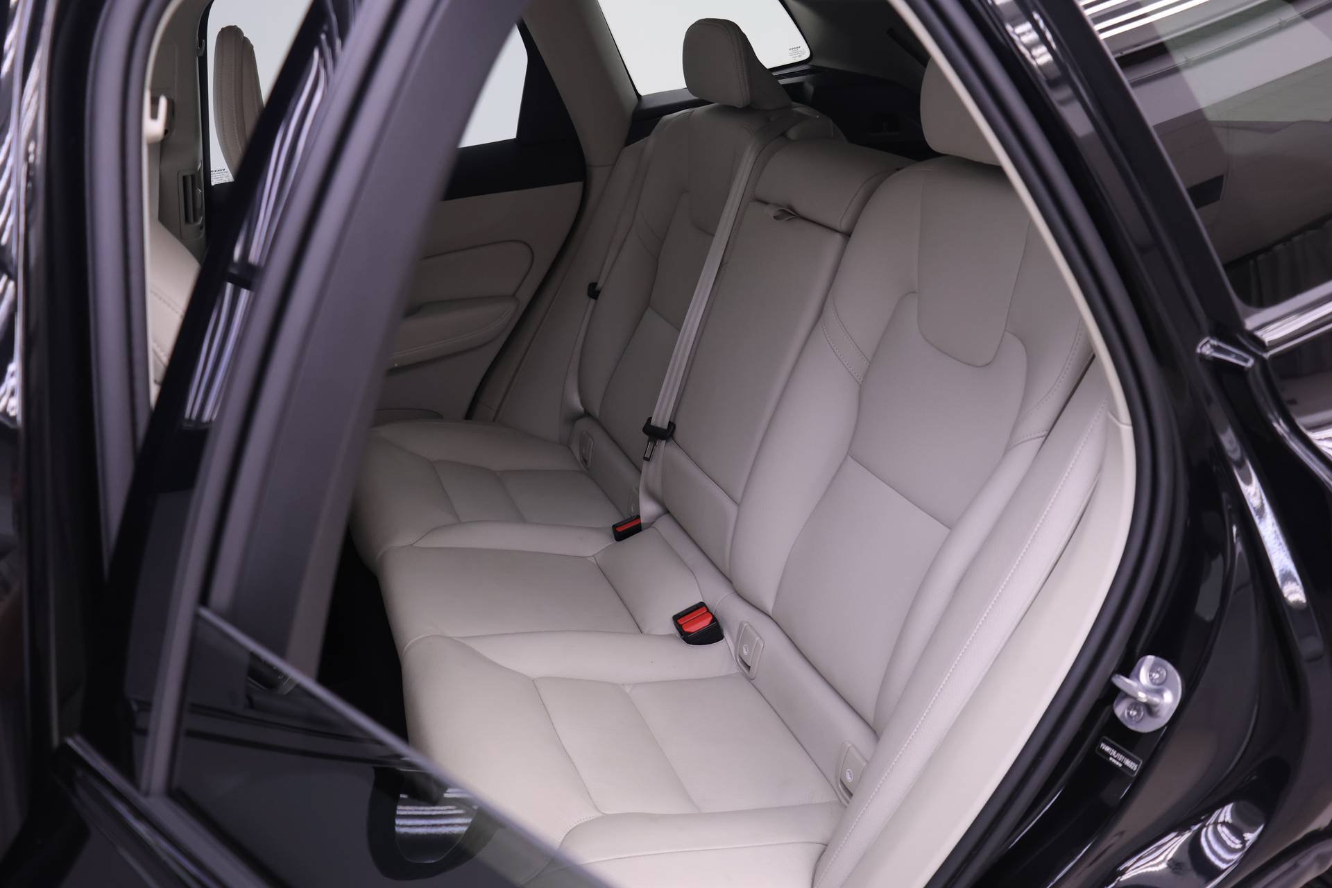 Certified 2025 Volvo XC60 B5 Core AWD/4WD image 13